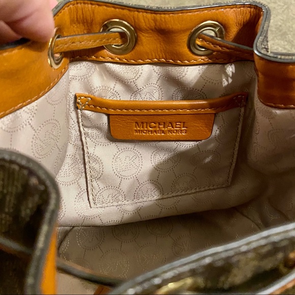 Michael Kors Crossover Bag (w/ tightenable strap!) - Picture 6 of 8